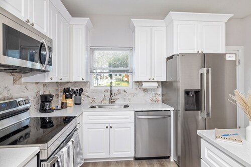 Modern Oasis Full Duplex 6 Bed 4.2 Bath, Walk to DT