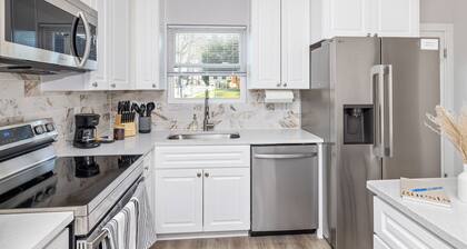 Modern Oasis Full Duplex 6 Bed 4.2 Bath, Walk to DT