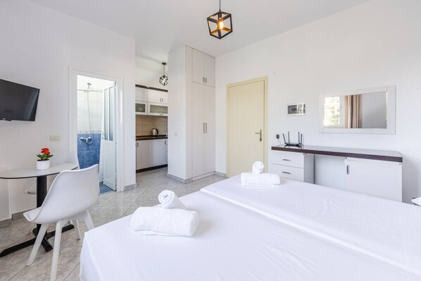 House, Smoking | 1 bedroom - Serene Studio With Balcony Golem (Golem)