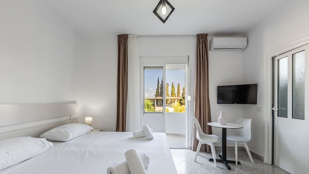 House | 1 bedroom - Serene Studio With Balcony Golem (Golem)