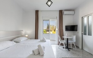 House, Smoking | 1 bedroom - Serene Studio With Balcony Golem (Golem)