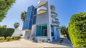 House | 1 bedroom - Serene Studio With Balcony Golem (Golem)