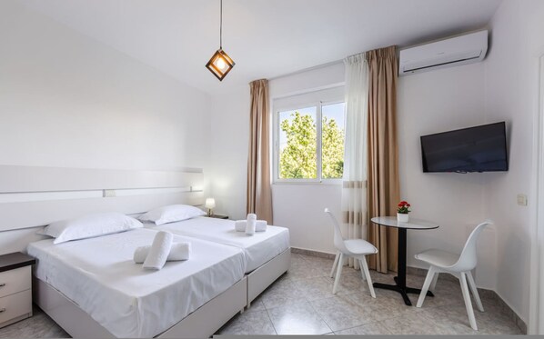 1 bedroom - Stylish Studio With Scenic Gardens Golem (Golem)