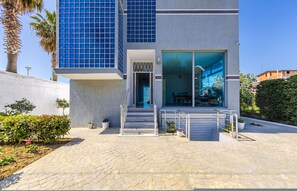 1 bedroom - Stylish Studio With Scenic Gardens Golem (Golem)