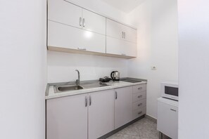 House | 1 bedroom - Amazing Studio With Free Parking Golem (Golem)