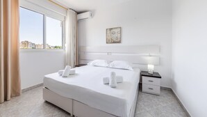 Unclassified image, 2 of 35, button - Modern Home With Wifi and Beach Access Golem (Golem)