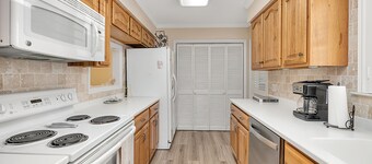 Spacious, relaxing 3-bedroom condo -Great Location, Pool, Wi-Fi, AC, Comfy beds
