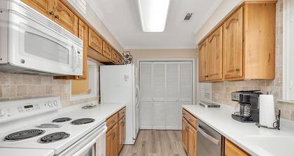 Spacious, relaxing 3-bedroom condo -Great Location, Pool, Wi-Fi, AC, Comfy beds