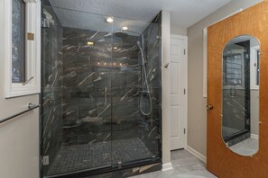 Dusche, Haartrockner, Handtücher