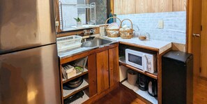 ファミリー ルーム 禁煙 | 専用キッチン | 冷蔵庫、電子レンジ、コンロ、調理器具と食器