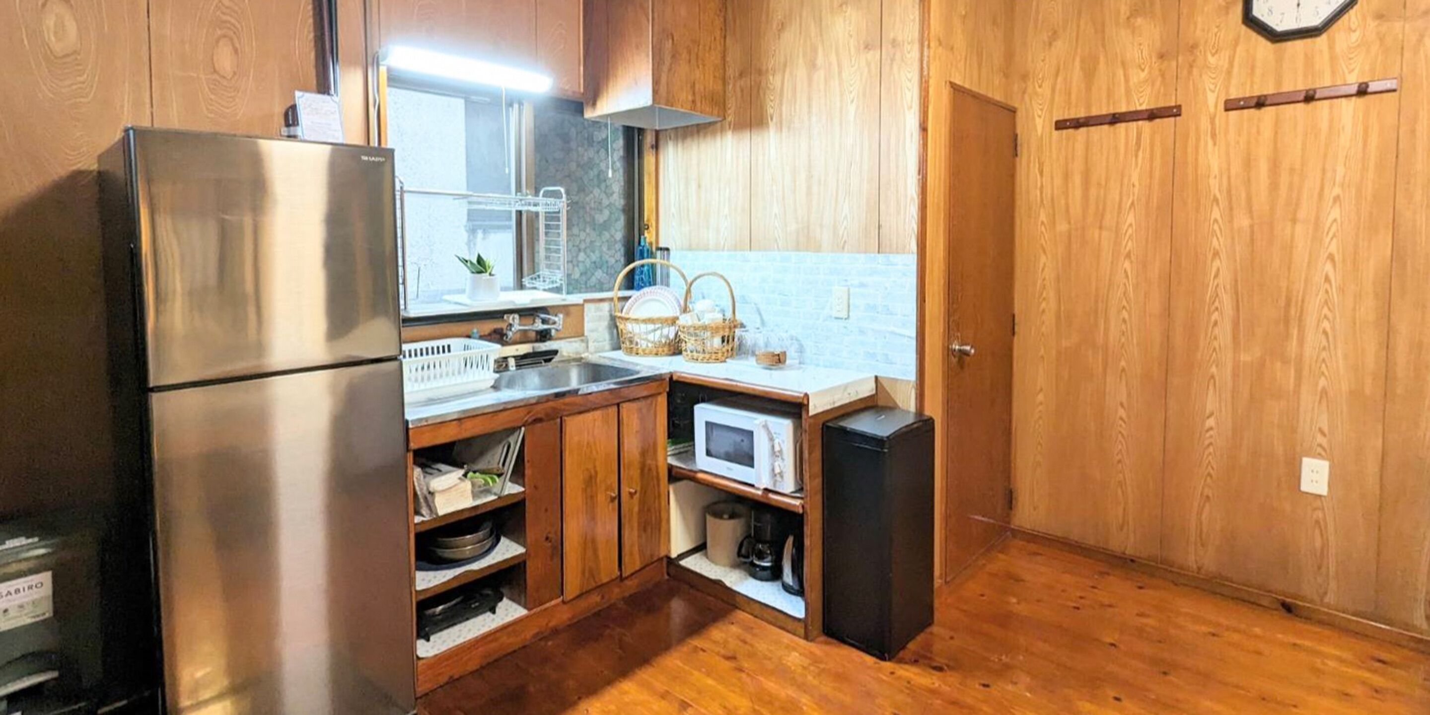 Family Room, Non Smoking | Private kitchen | Fridge, microwave, stovetop, electric kettle