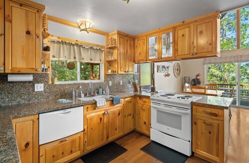 Views! Sunsets! Amenities! A-Frame Cabin Sleeping 8 Guests. Come Relax & Unwind!