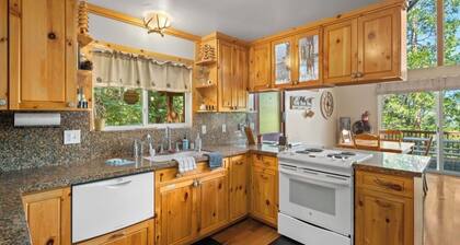 Views! Sunsets! Amenities! A-Frame Cabin Sleeping 8 Guests. Come Relax & Unwind!