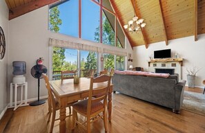 Smart TV, fireplace - Views! Sunsets! Amenities! A-Frame Cabin Sleeping 8 Guests. Come Relax & Unwind! (Lake Arrowhead)