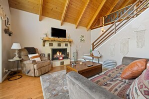 Smart TV, fireplace - Views! Sunsets! Amenities! A-Frame Cabin Sleeping 8 Guests. Come Relax & Unwind! (Lake Arrowhead)