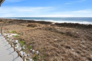 On the beach - King's View Villa F3 – Oceanfront Escape with Stunning Views & Modern Comforts (North Myrtle Beach)