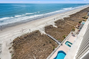 On the beach - Paradise Pointe 9E: stunning north-end oceanfront luxury condo, indoor/outdoor pools, lazy river (North Myrtle Beach)
