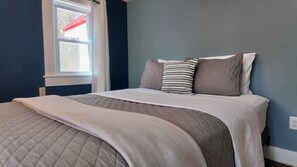 2 soverom, skrivebord, strykejern/-brett og wi-fi