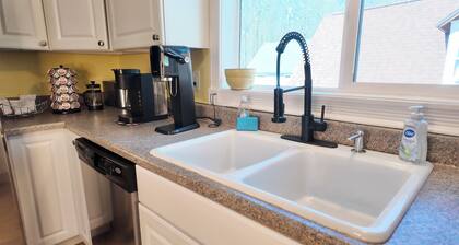 Spacious 2-bedroom Top Unit w/ Laundry 5 Mins to Downtown Concord