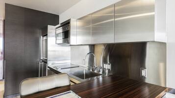 Kühlschrank, Mikrowelle, Herdplatte, Geschirrspüler