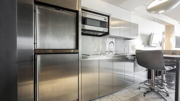 Kühlschrank, Mikrowelle, Herdplatte, Geschirrspüler