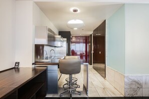 Réfrigérateur, four à micro-ondes, surface de cuisson, lave-vaisselle