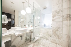 Ducha, bañera de hidromasaje, secador de pelo y toallas