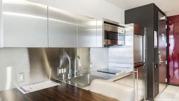 Een koelkast, een microgolfoven, een kookplaat, een vaatwasser