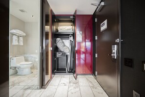 Een douche, een bubbelbad, een haardroger, handdoeken