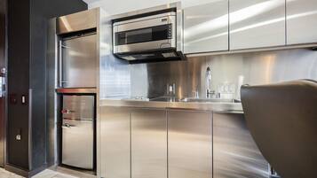 Geladeira, micro-ondas, cooktop, lava-louças