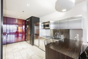 Geladeira, micro-ondas, cooktop, lava-louças