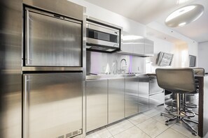 Fridge, microwave, stovetop, dishwasher