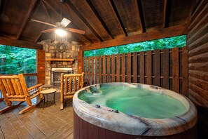 Outdoor spa tub - Rustic Family Getaway 2BR - Hot Tub, Fire Pit, Pool Table, Pets OK (Broken Bow)