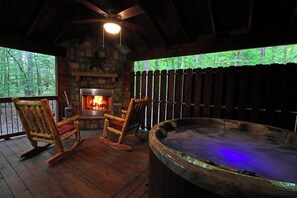 Outdoor spa tub - Rustic Family Getaway 2BR - Hot Tub, Fire Pit, Pool Table, Pets OK (Broken Bow)