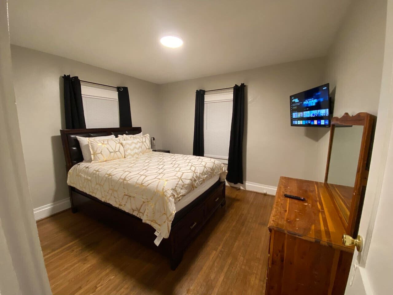 2 makuuhuonetta, silitysrauta/-lauta, ilmainen Wi-Fi, vuodevaatteet