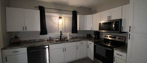 Geladeira, micro-ondas, fogão, cooktop