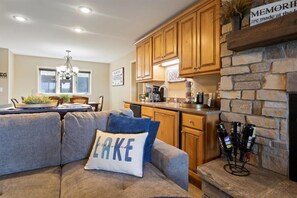 TV connectée, cheminée, livres