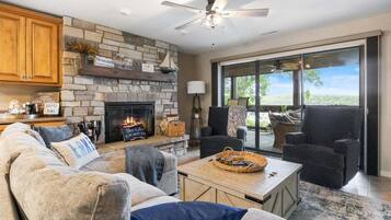 Smart-TV, Kamin, Bücher