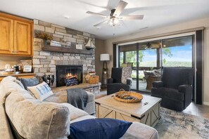 Smart TV, chimenea y libros 