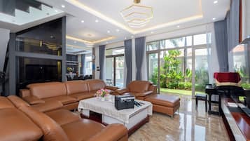 Älytelevisio, takka, videopelejä, tietokoneen näyttö