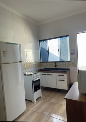 Fridge, microwave, stovetop, cookware/dishes/utensils - Cozy house near Paraguay (Jardim Ipê III Foz do Iguaçu)