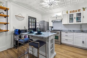 Refrigerador, parrilla de estufa, cafetera y tetera y licuadora 