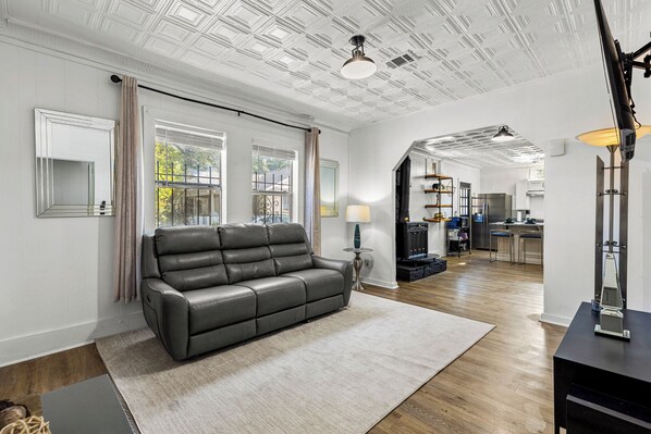 Smart TV - Charming 2-bedroom bungalow near downtown Atlanta (Atlanta)