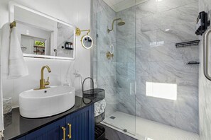 Dusche, Haartrockner, Handtücher, Seife