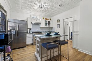 Fridge, stovetop, coffee/tea maker, blender - Charming 2-bedroom bungalow near downtown Atlanta (Atlanta)