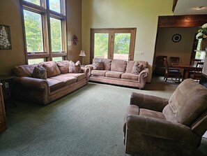 TV, fireplace - Mountain Near - Slopeside to Salamander ski trail in Timberline, game room, hot tub, air-conditioned and pet friendly (Davis)