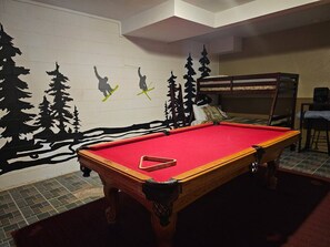 Games room - Mountain Near - Slopeside to Salamander ski trail in Timberline, game room, hot tub, air-conditioned and pet friendly (Davis)