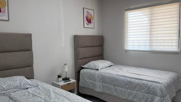 3 soverom, skrivebord, strykejern/-brett og wi-fi (inkludert)