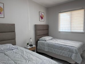 3 soverom, skrivebord, strykejern/-brett og wi-fi (inkludert)