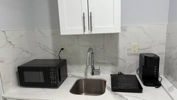 Refrigerador, microondas, parrilla de estufa y cafetera y tetera